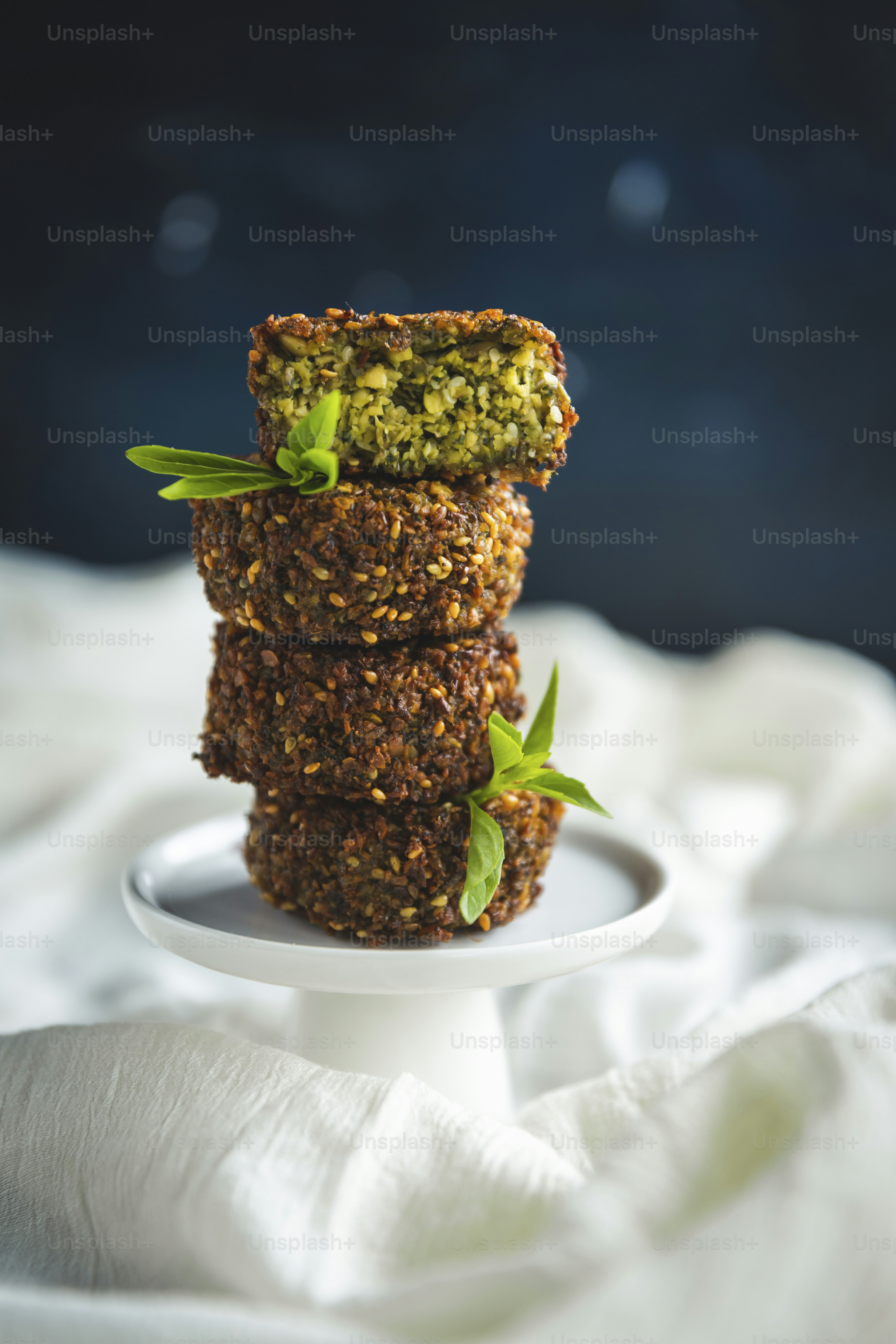 ein Stapel Essen, der auf einem weißen Teller sitzt