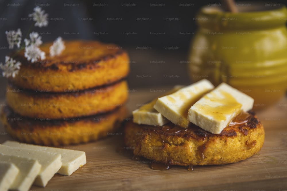 Un primer plano de un plato de comida en una mesa