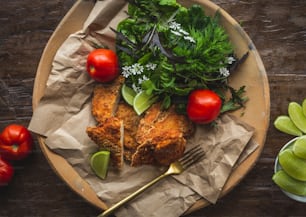 une assiette de nourriture sur une table en bois