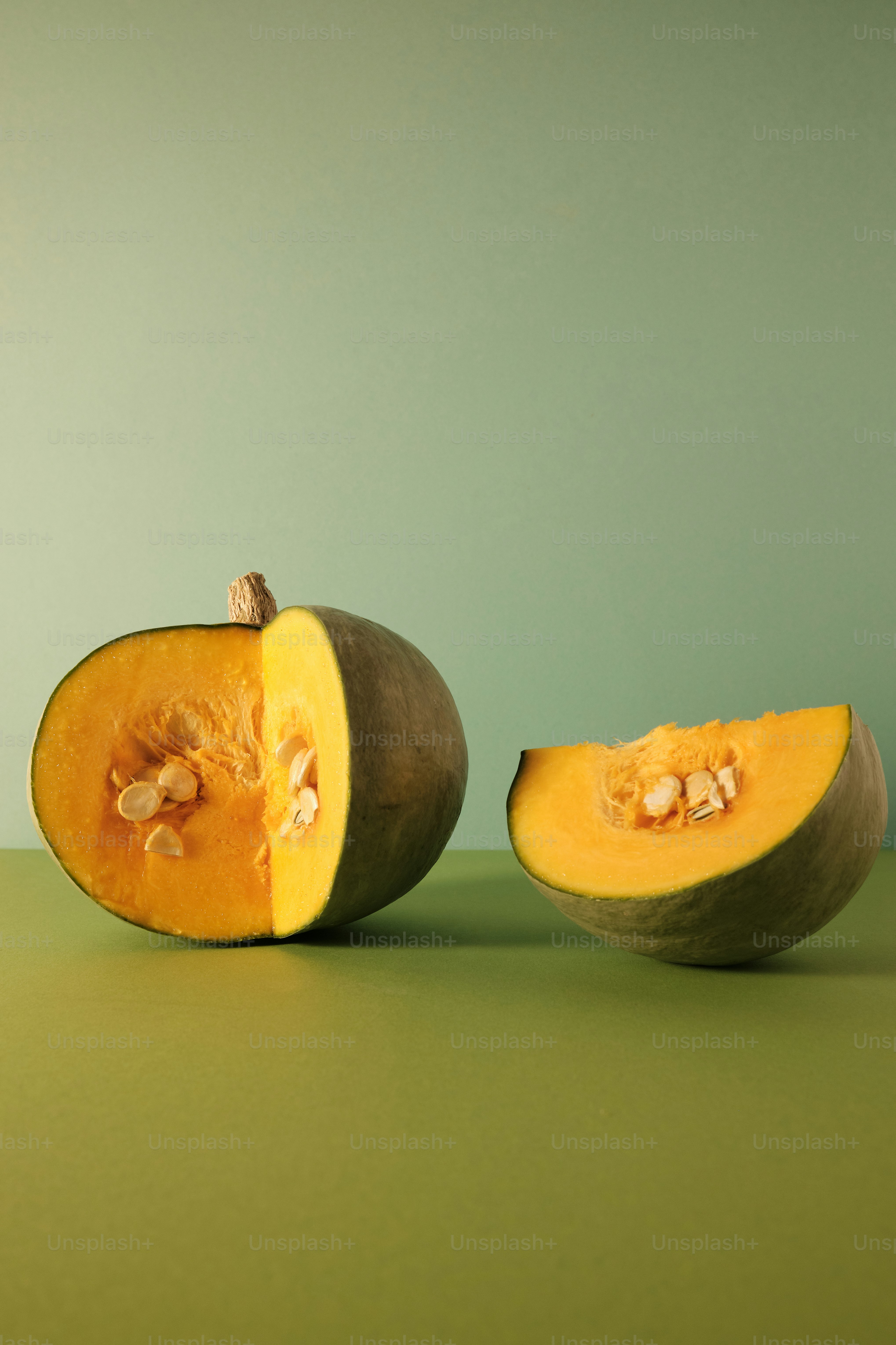 quelques morceaux de fruits assis sur une table