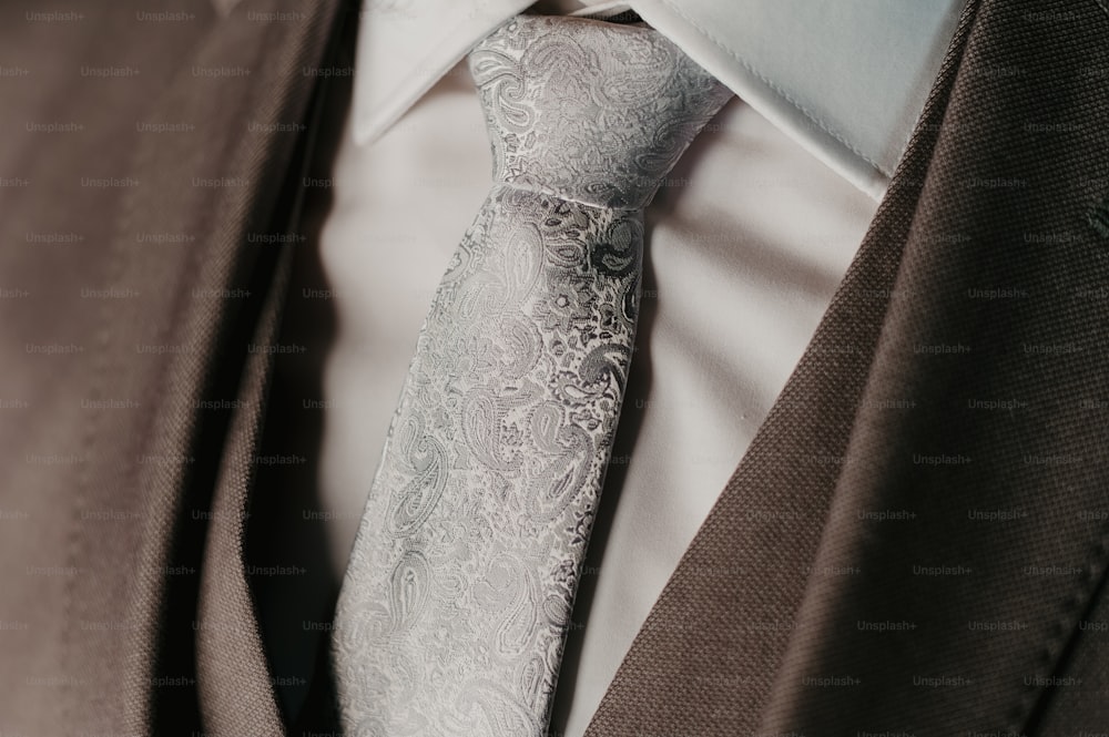 um close up de uma pessoa usando terno e gravata