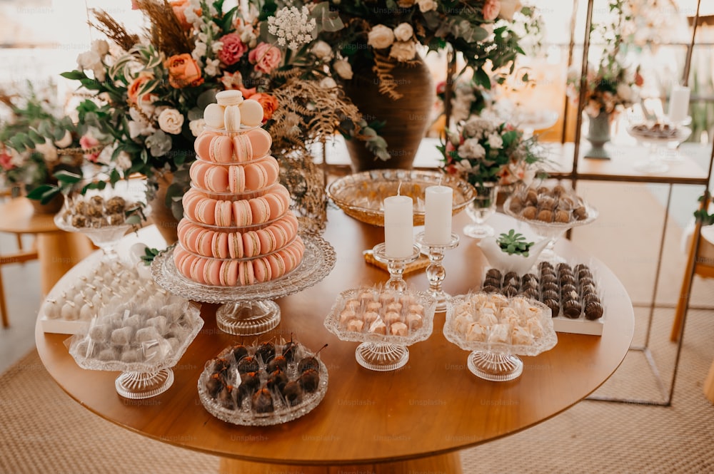 uma mesa coberta com muitos doces e sobremesas
