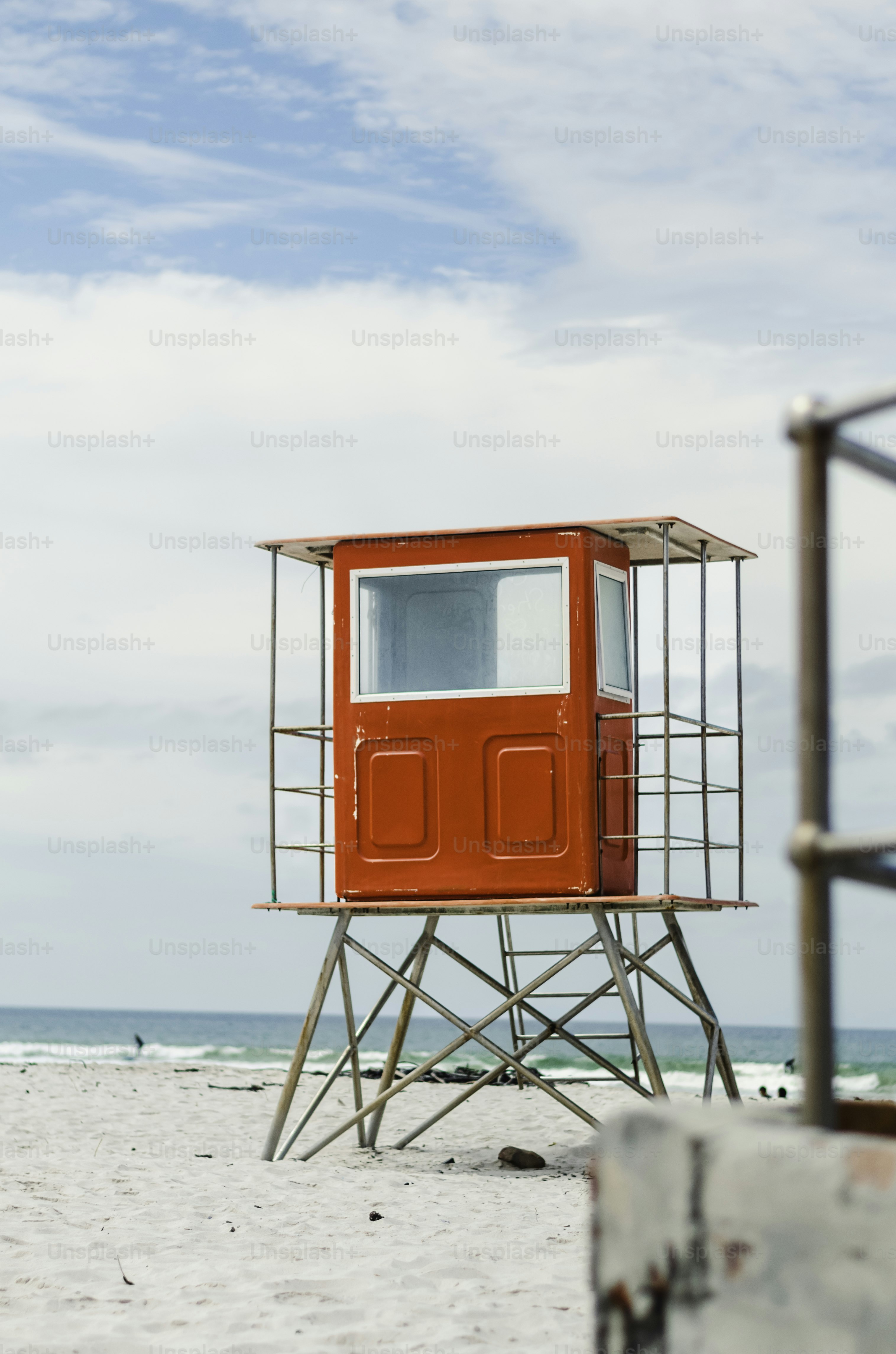 uma torre salva-vidas na praia com um fundo do céu