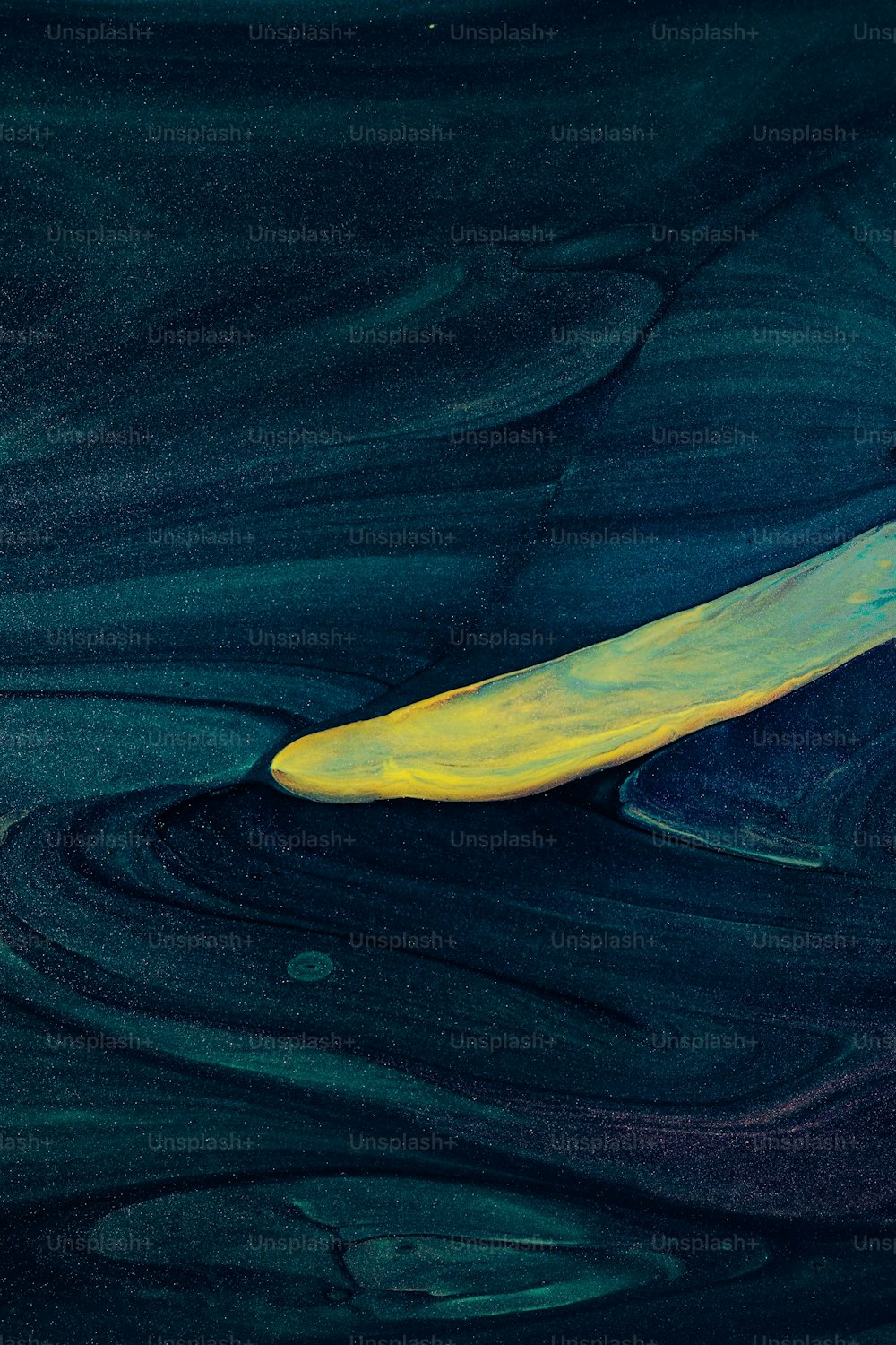 uma prancha de surf amarela flutuando na água