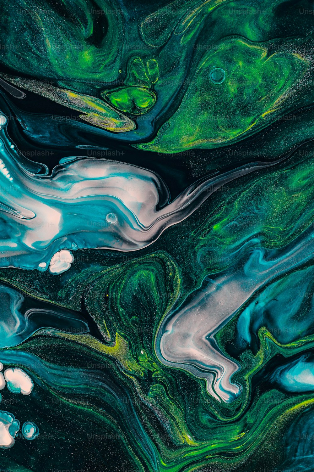 Ein abstraktes Gemälde in grünen und blauen Farben