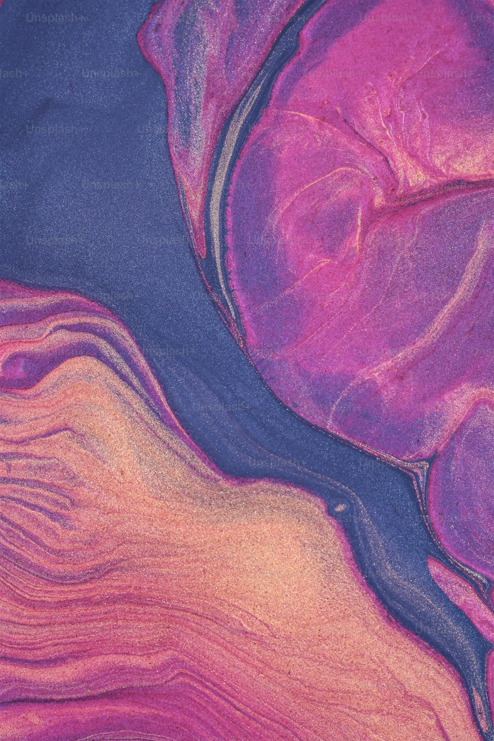 um close up de uma substância rosa e roxa