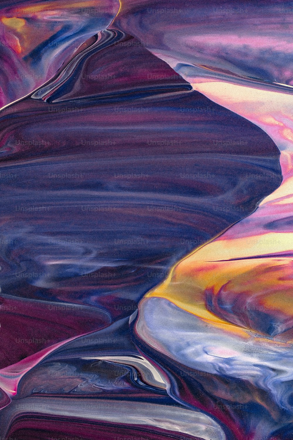 Una pintura abstracta de colores púrpura, azul y amarillo