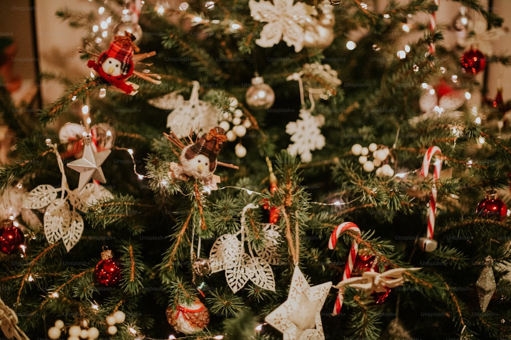 Eine Nahaufnahme eines Weihnachtsbaums mit Ornamenten