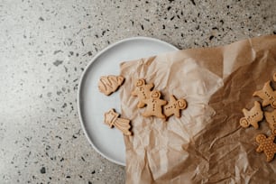 une assiette blanche garnie de biscuits découpés