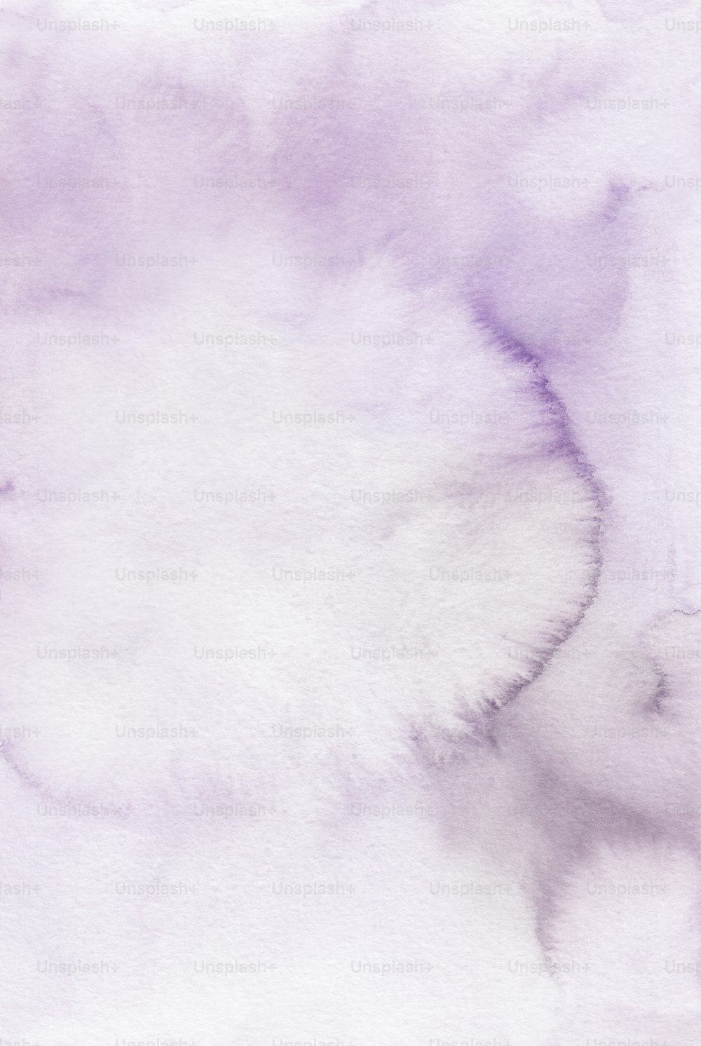 ein Aquarell mit weißem und violettem Hintergrund
