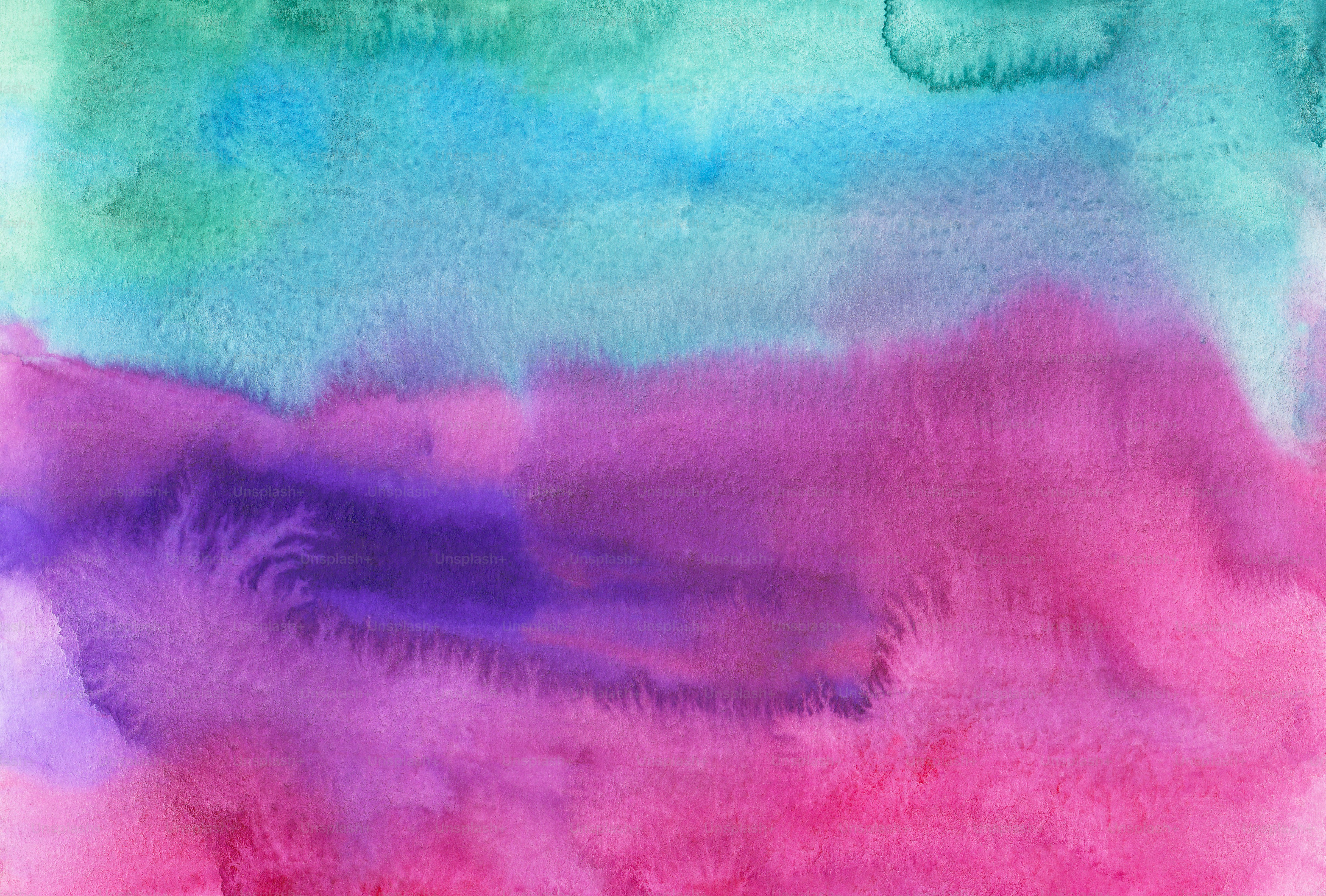 Una pintura multicolor con un gato negro en el medio