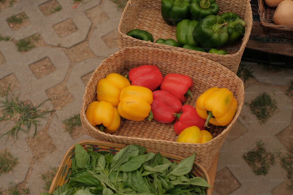 un paio di cestini pieni di diversi tipi di verdure