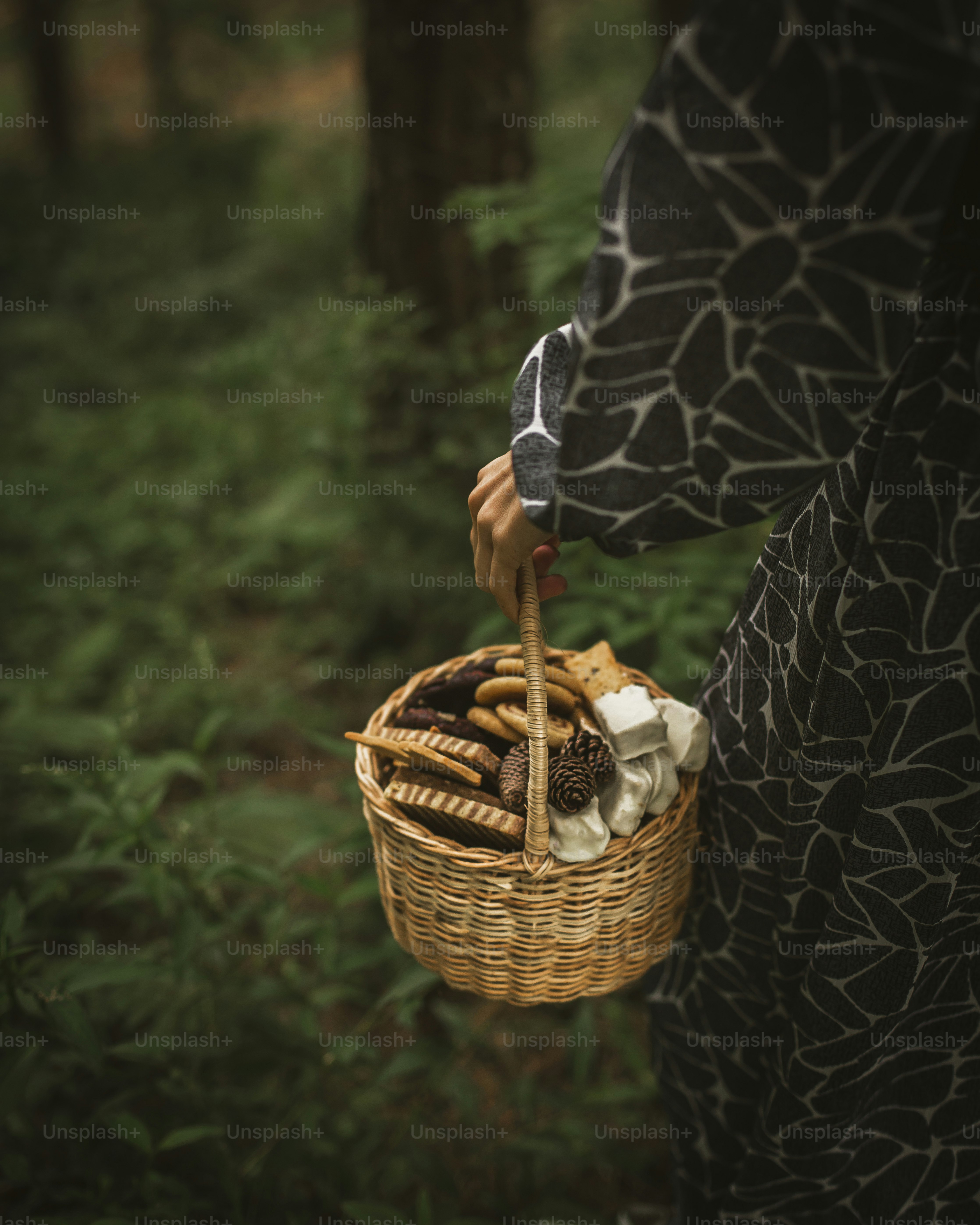 Una mujer sosteniendo una canasta de comida en un bosque