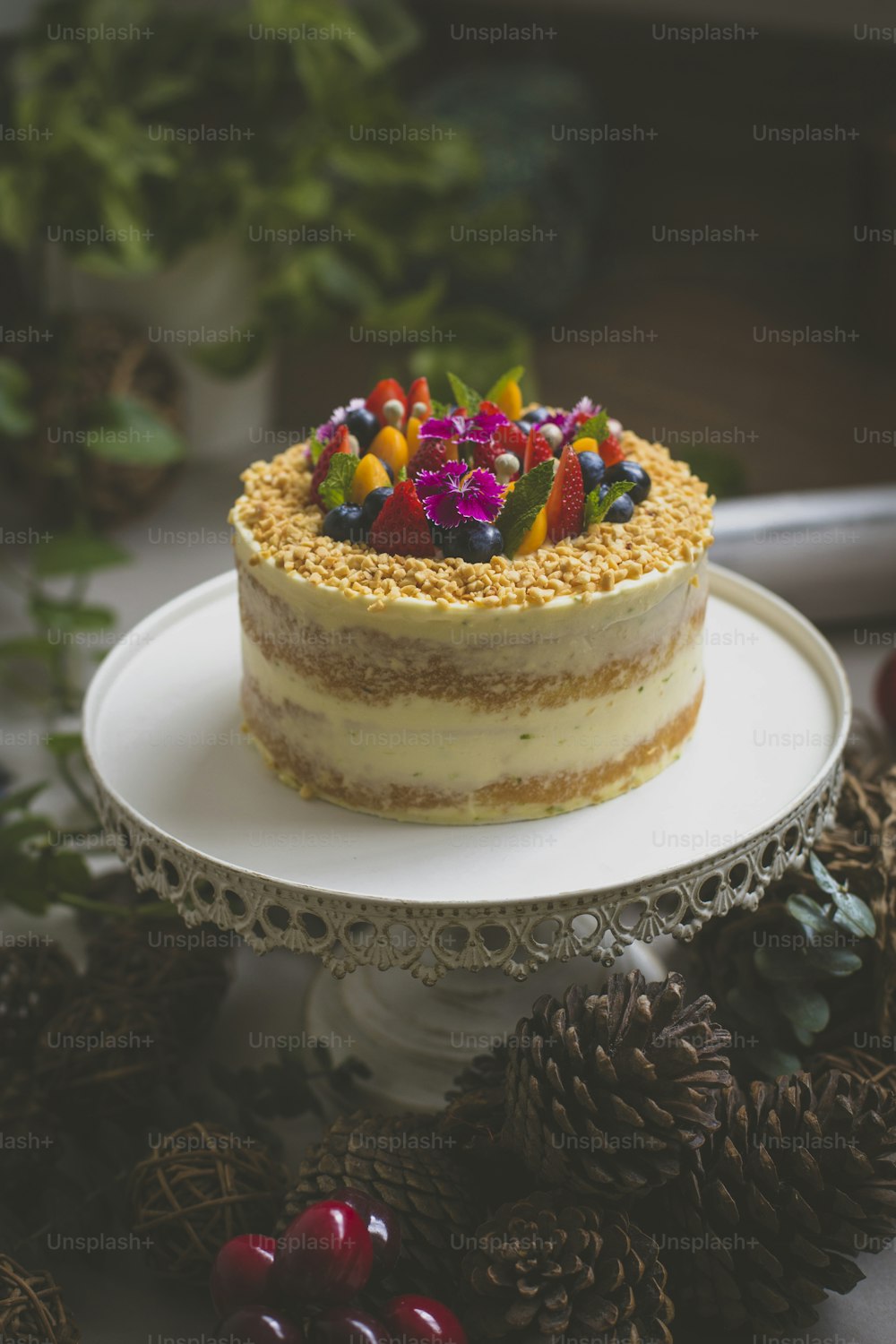 un gâteau sur une assiette avec un bouquet de bonbons dessus.