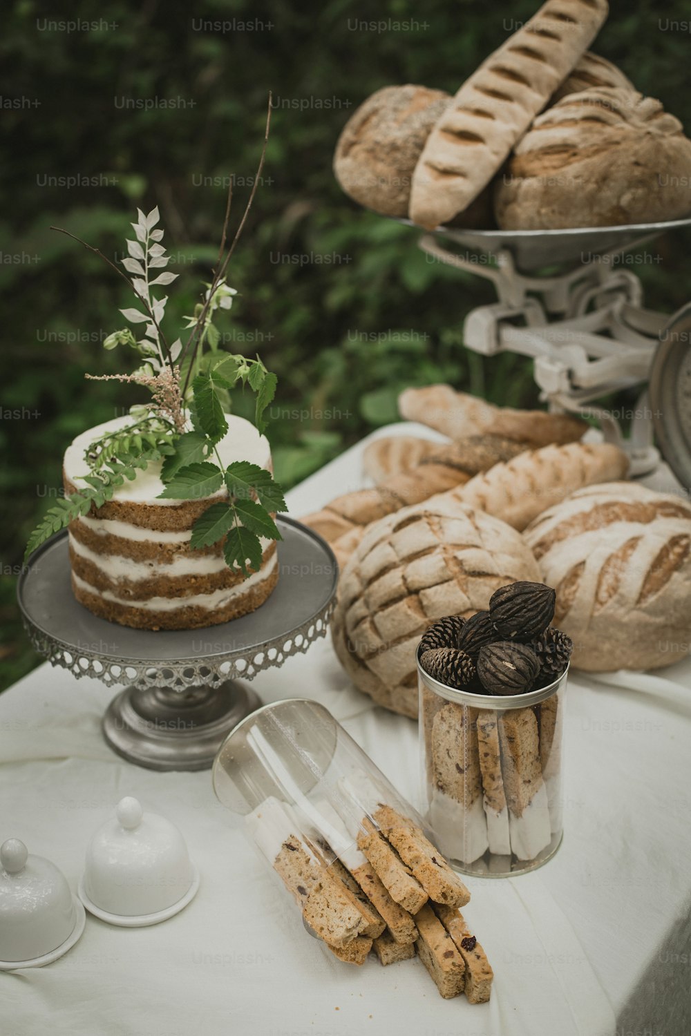 Una mesa cubierta con mucho pan y pasteles