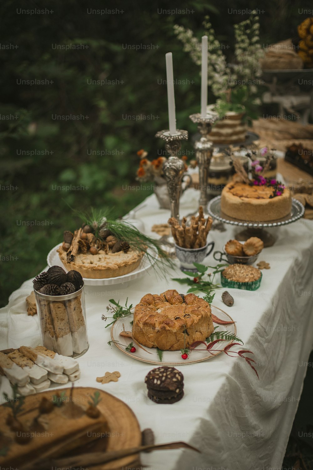 une table garnie de nombreux gâteaux et desserts