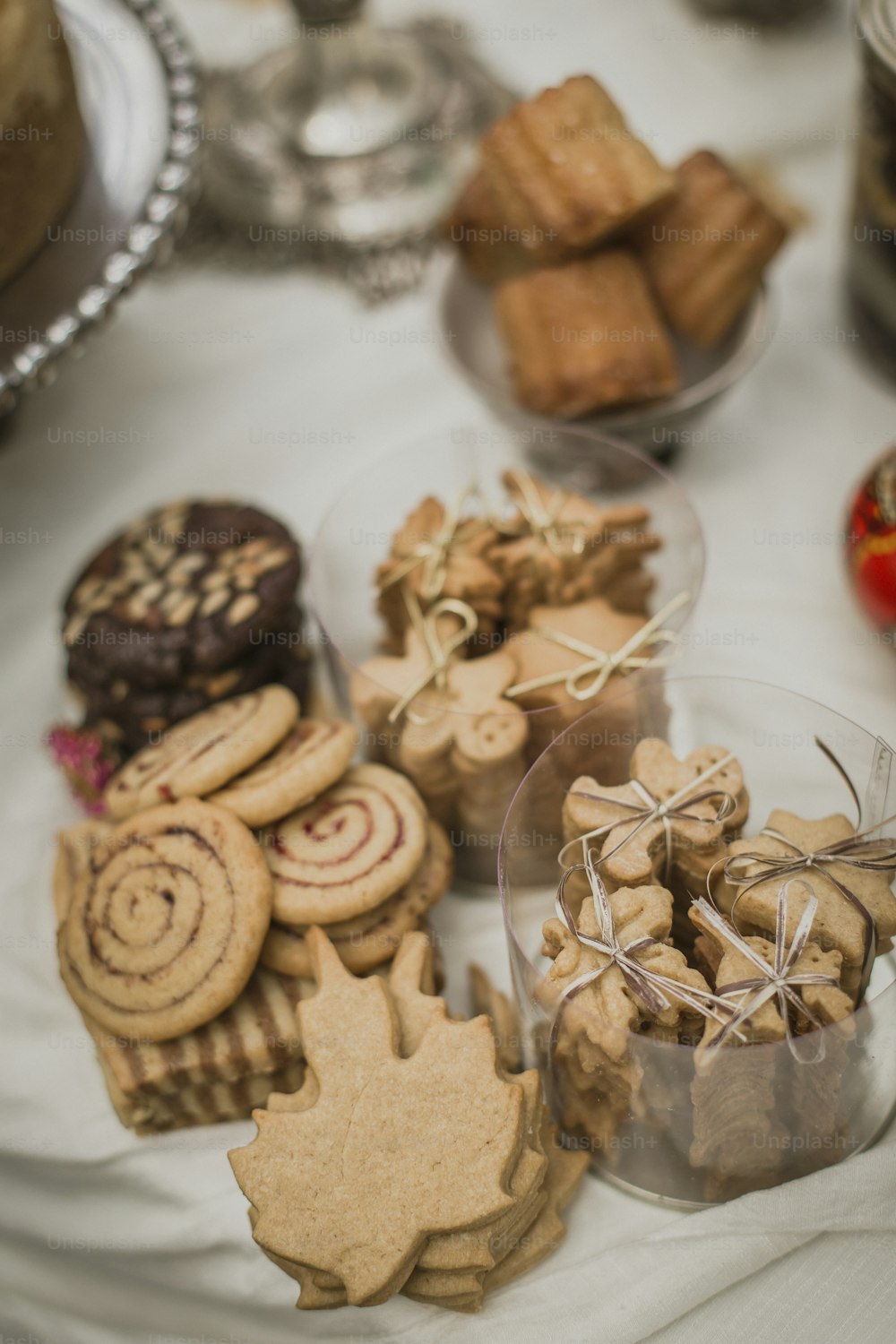 Una mesa cubierta con muchos tipos diferentes de galletas