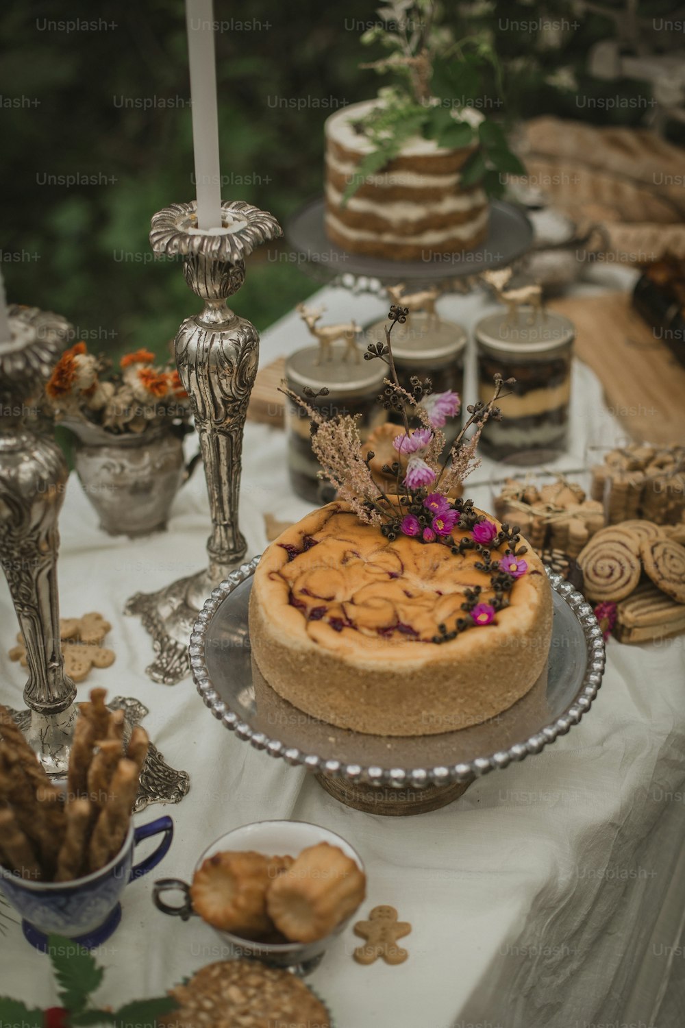 설탕으로 덮인 케이크를 얹은 테이블