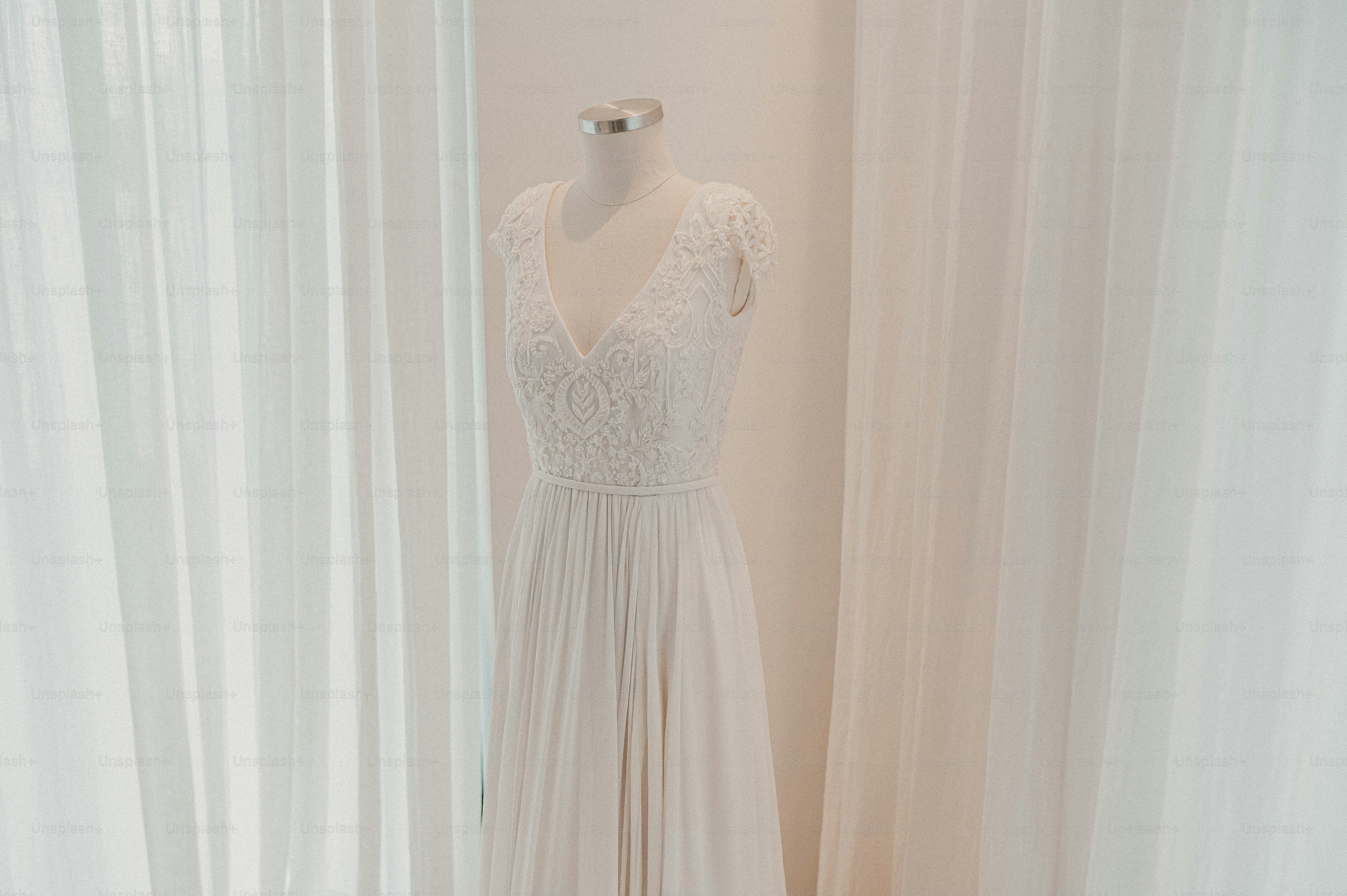 un vestido en un maniquí frente a una ventana