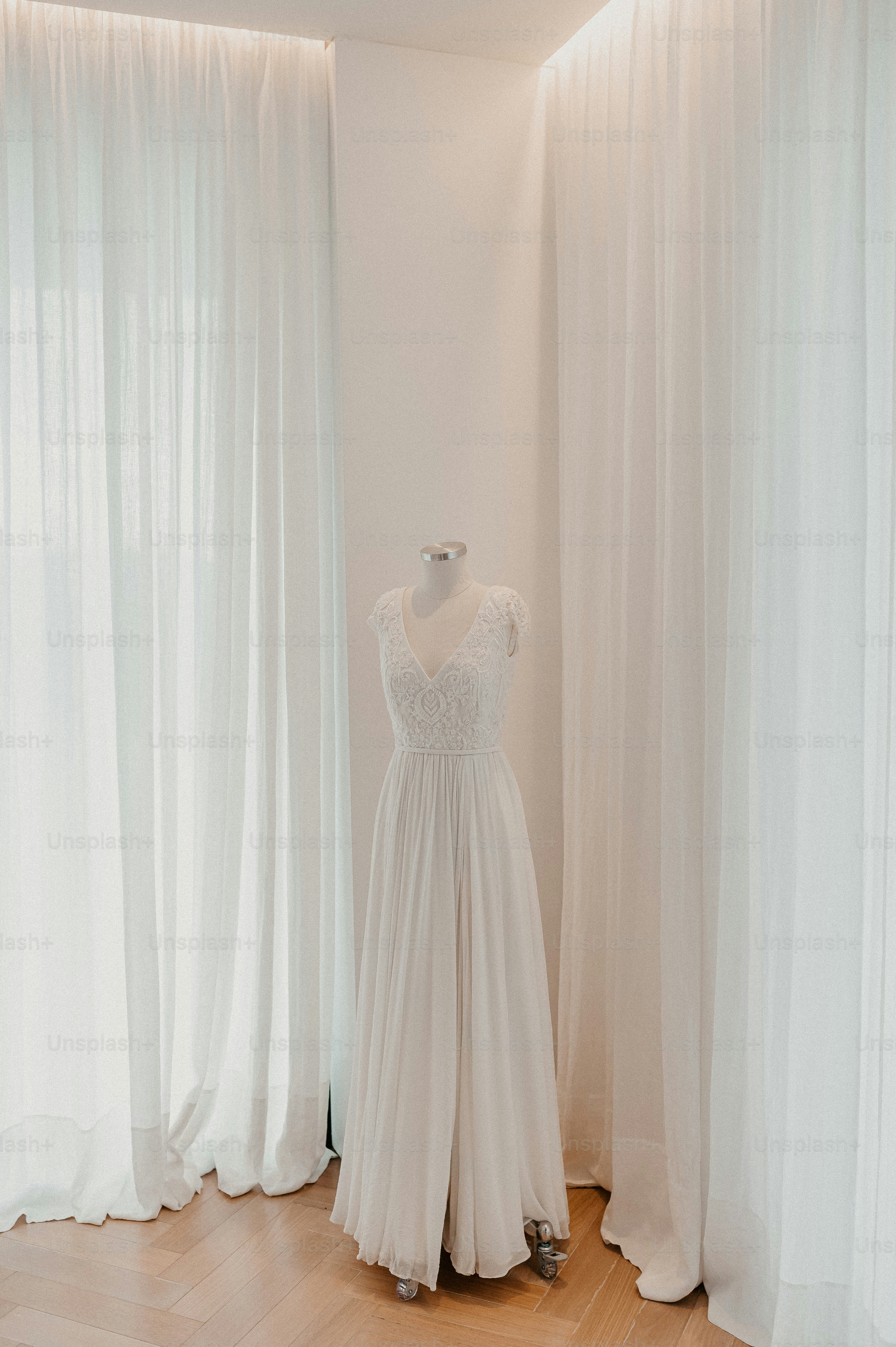 un vestido en un maniquí frente a una ventana