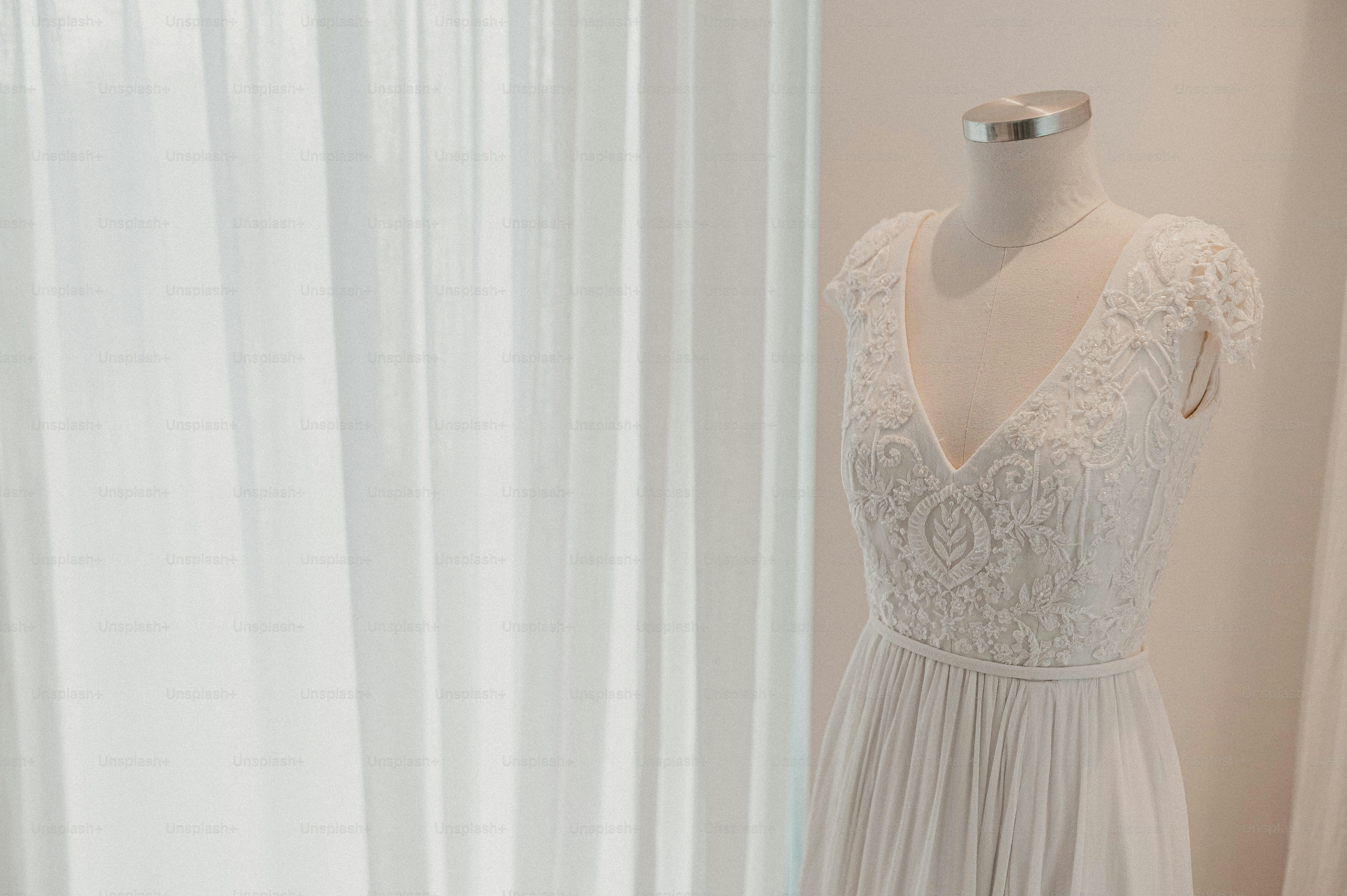 un vestido en un maniquí frente a una ventana