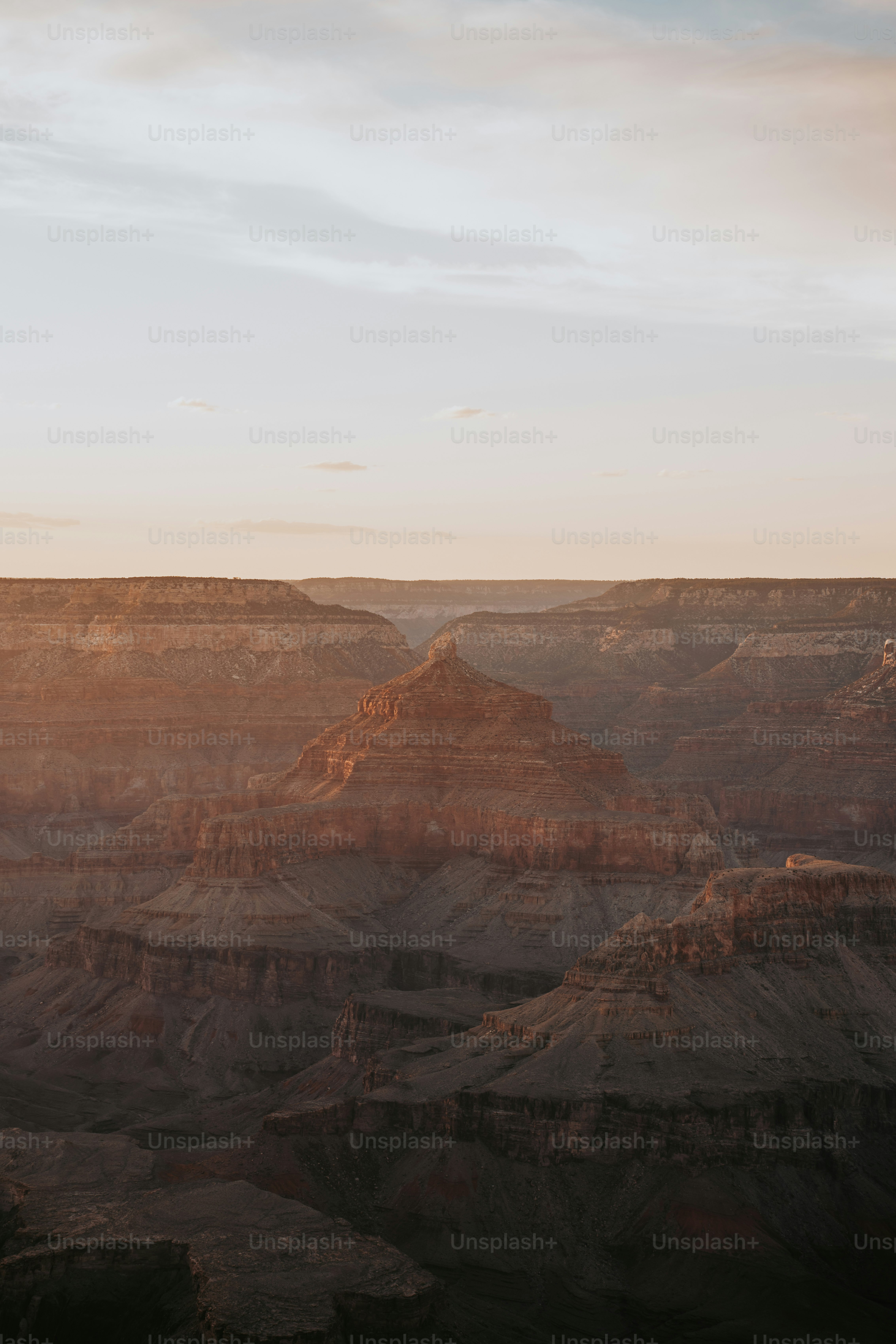 Foto Zum Thema Ein Blick Auf Den Grand Canyon Bei Sonnenuntergang ...