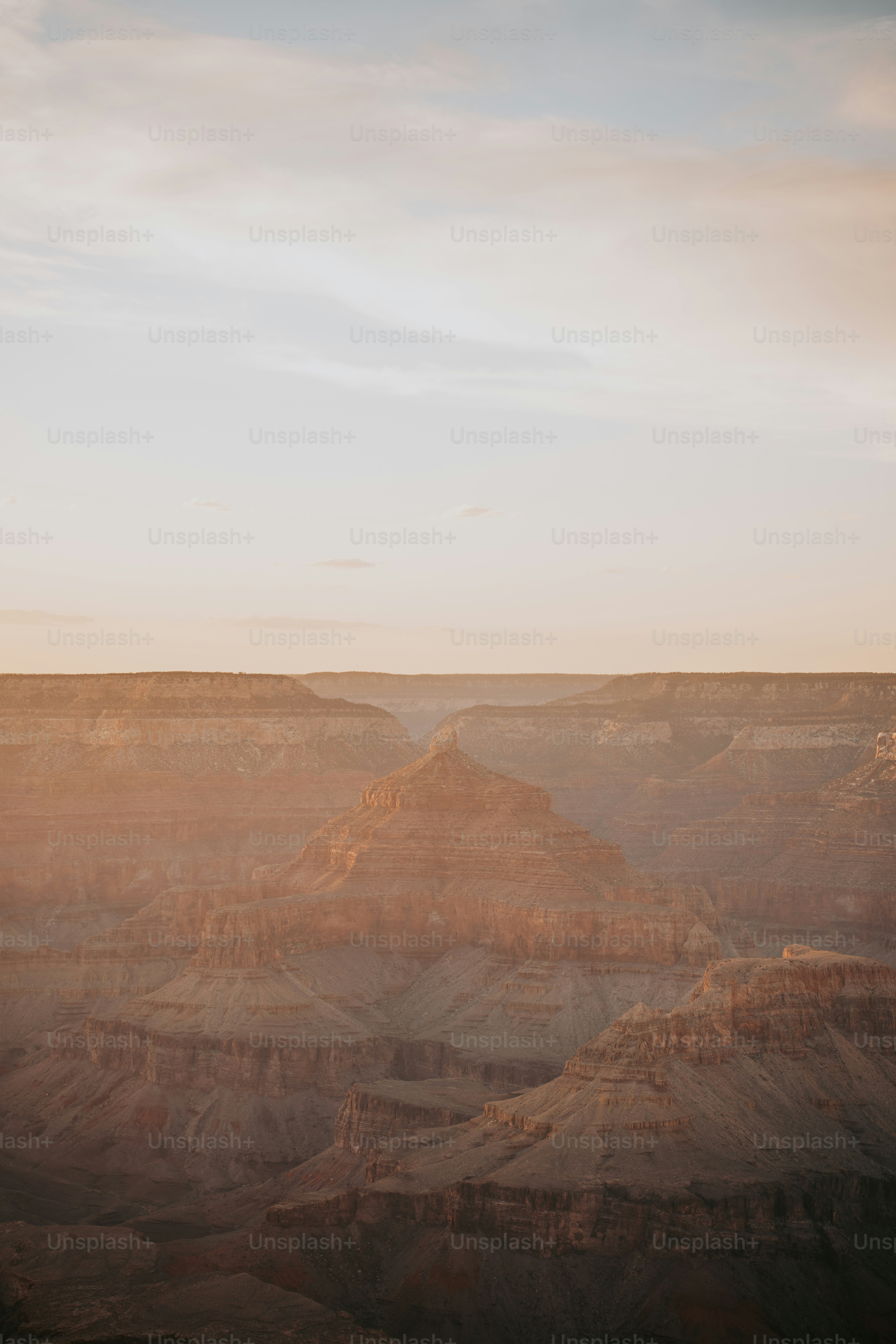 Uma vista panorâmica do Grand Canyon ao pôr do sol