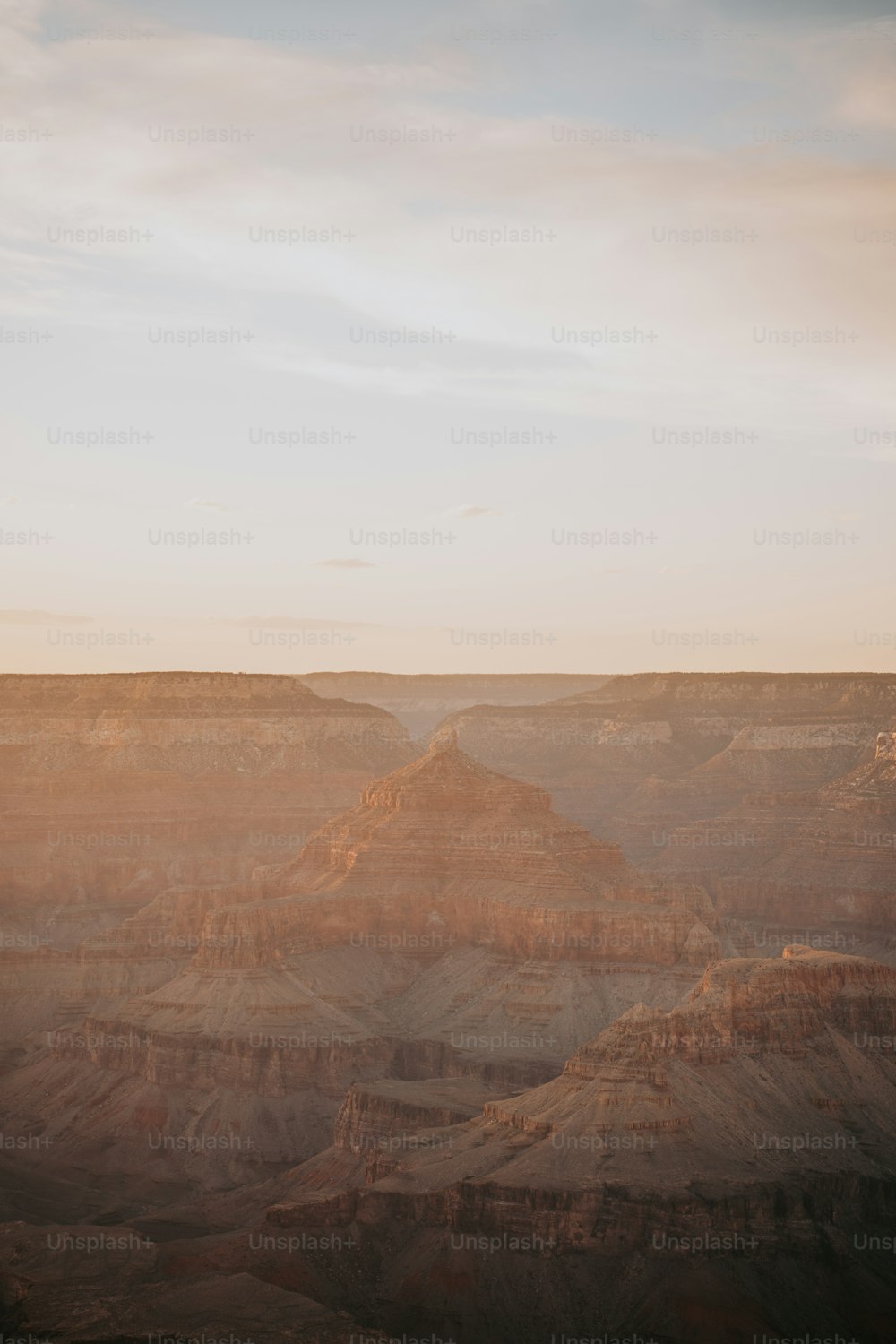 Una vista panoramica del Grand Canyon al tramonto