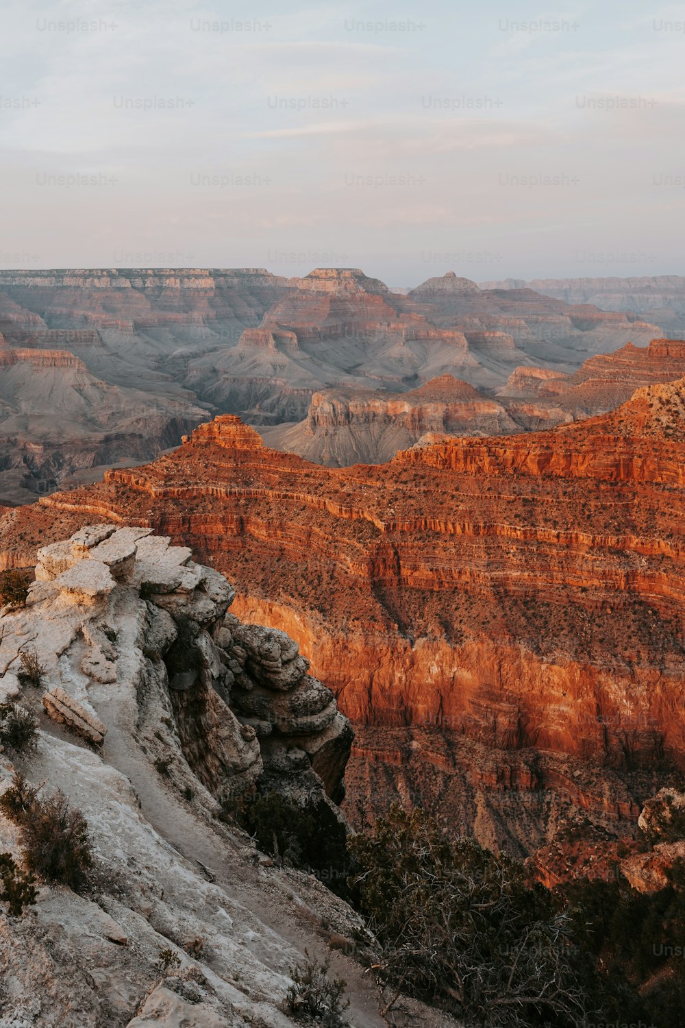 Uma vista do Grand Canyon do topo de uma montanha