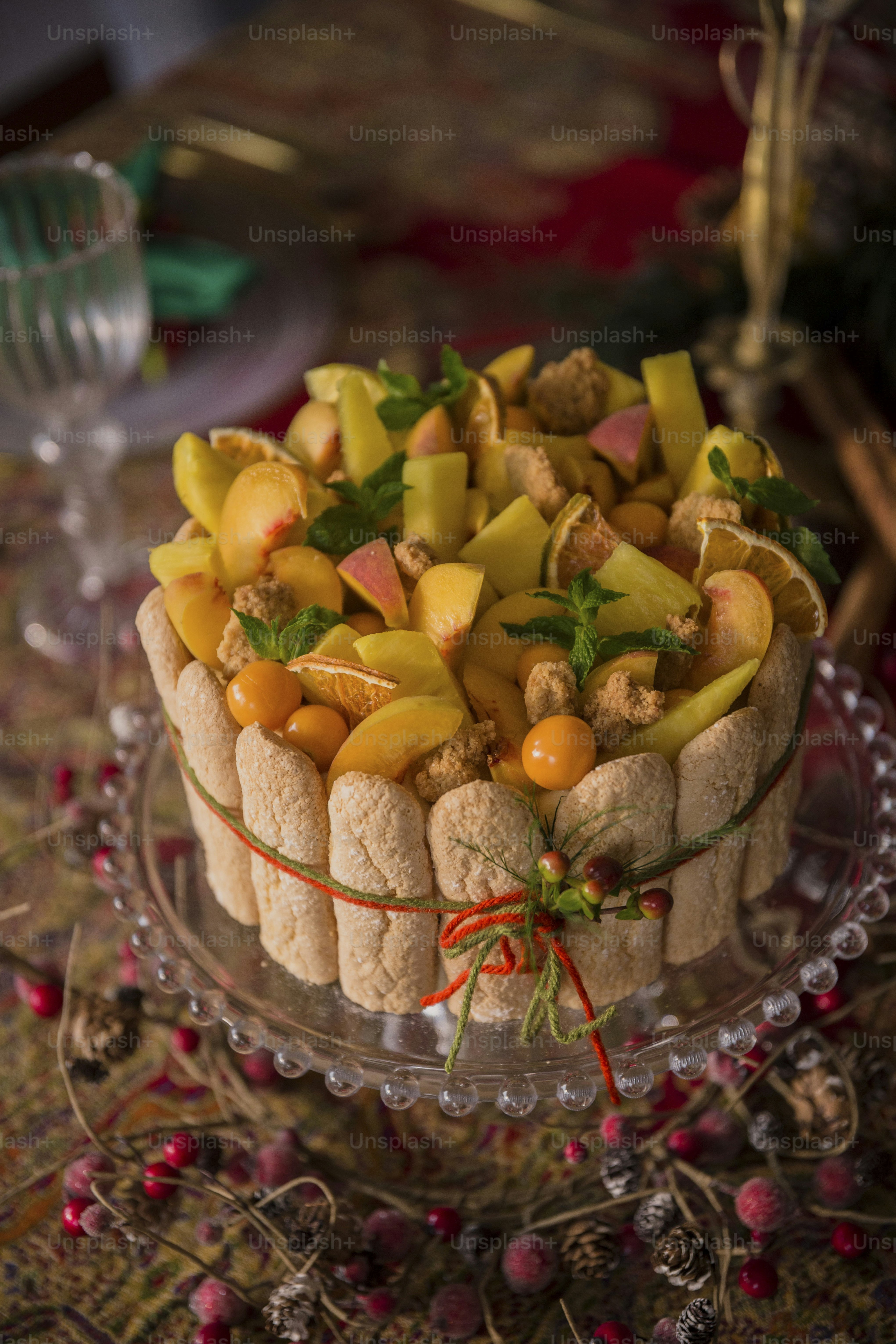 una torta con frutta sopra un piatto di vetro