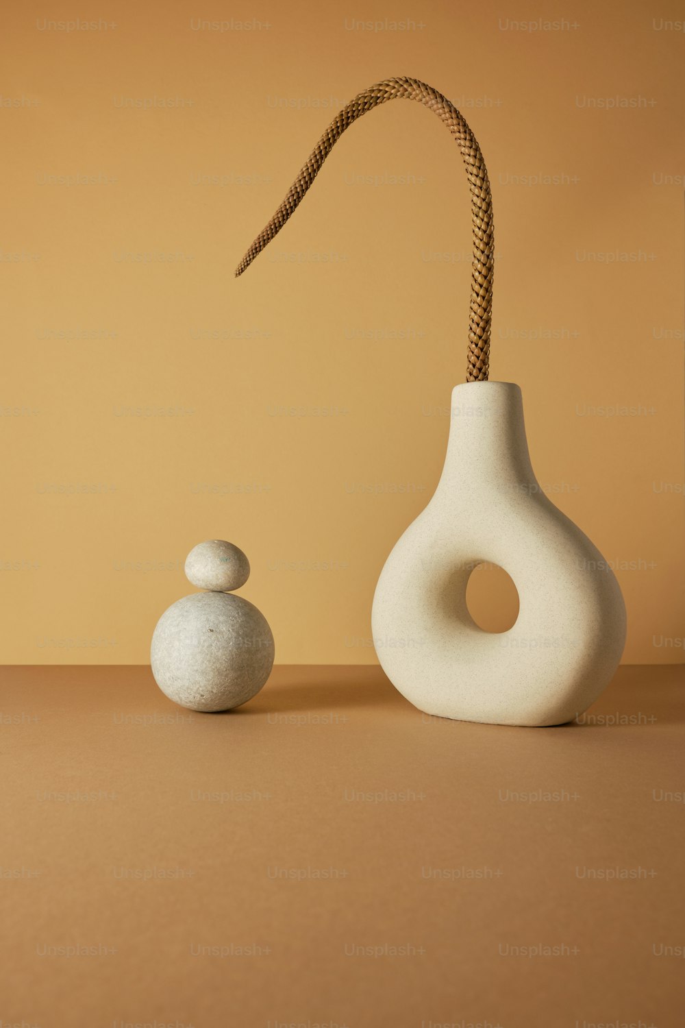 zwei weiße Vasen, die auf einem Tisch sitzen