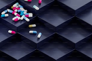 Ein Haufen Pillen, die auf einem blauen Regal sitzen