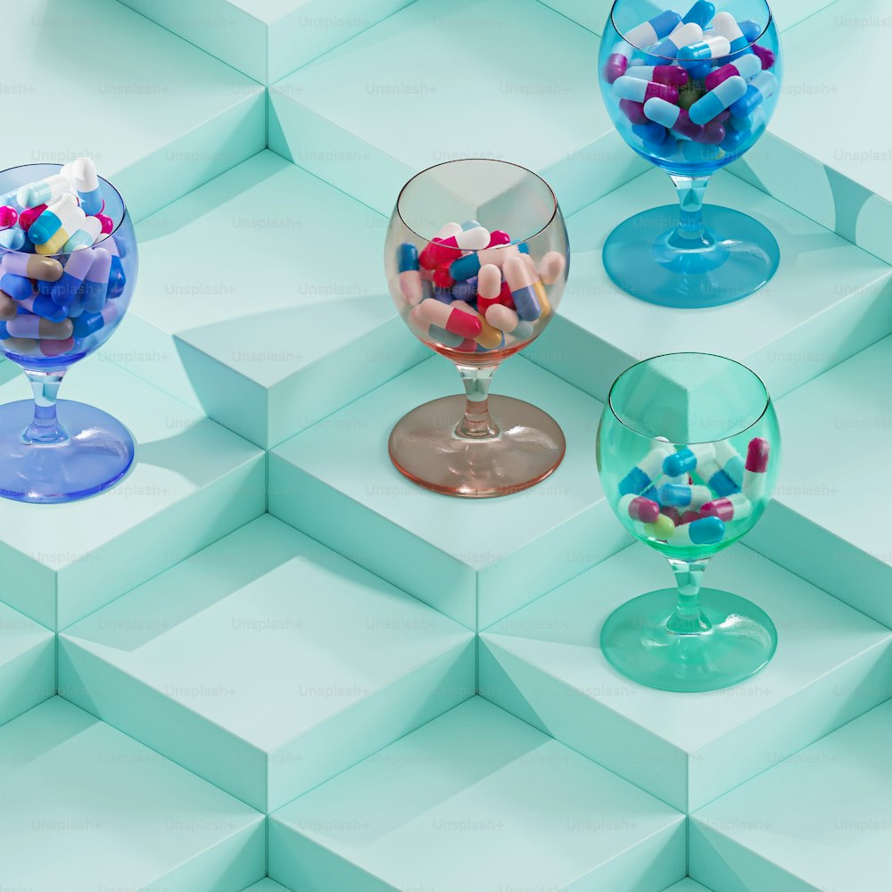 un groupe de bols en verre remplis de bonbons