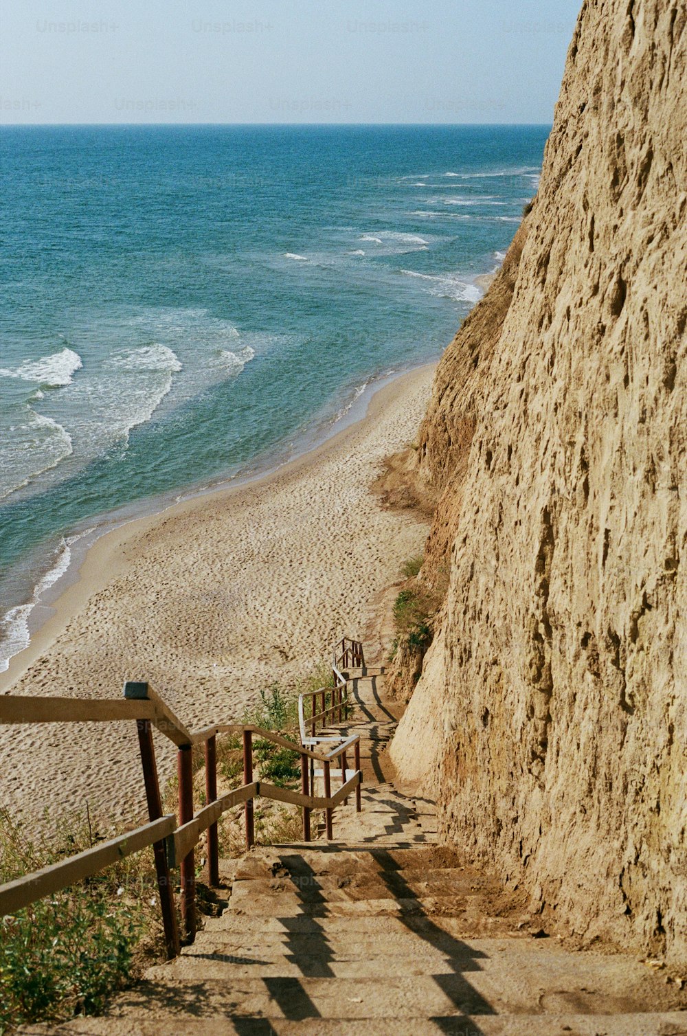 um conjunto de escadas que levam até a praia