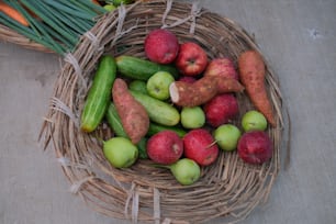 un panier rempli de nombreux types de fruits et légumes