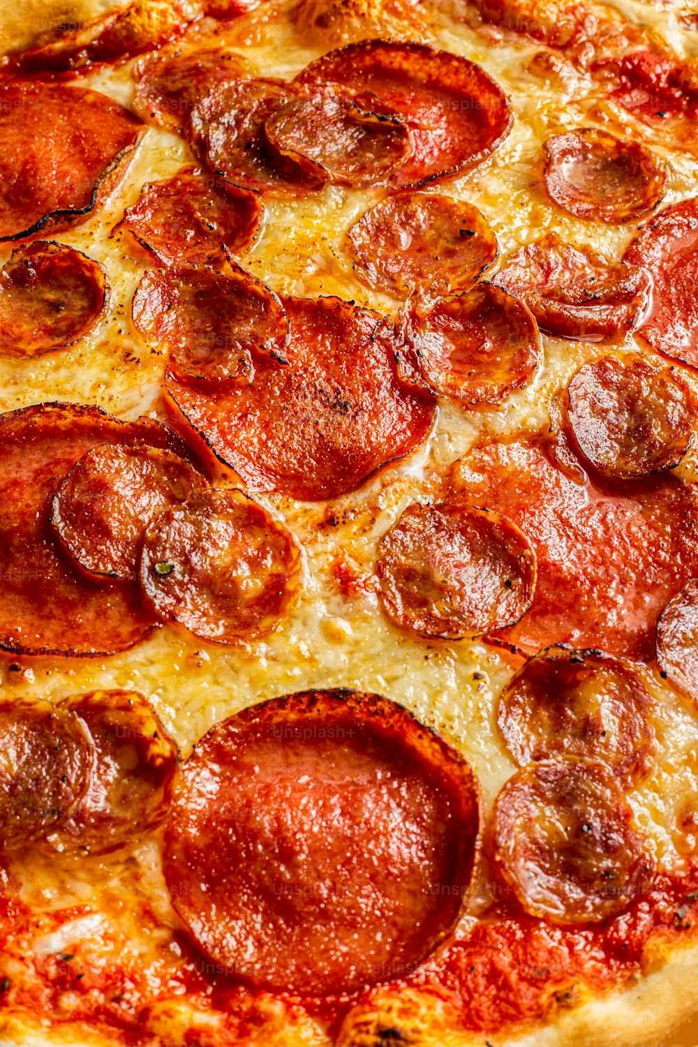 Eine Peperoni-Pizza wird auf einem Tisch gezeigt