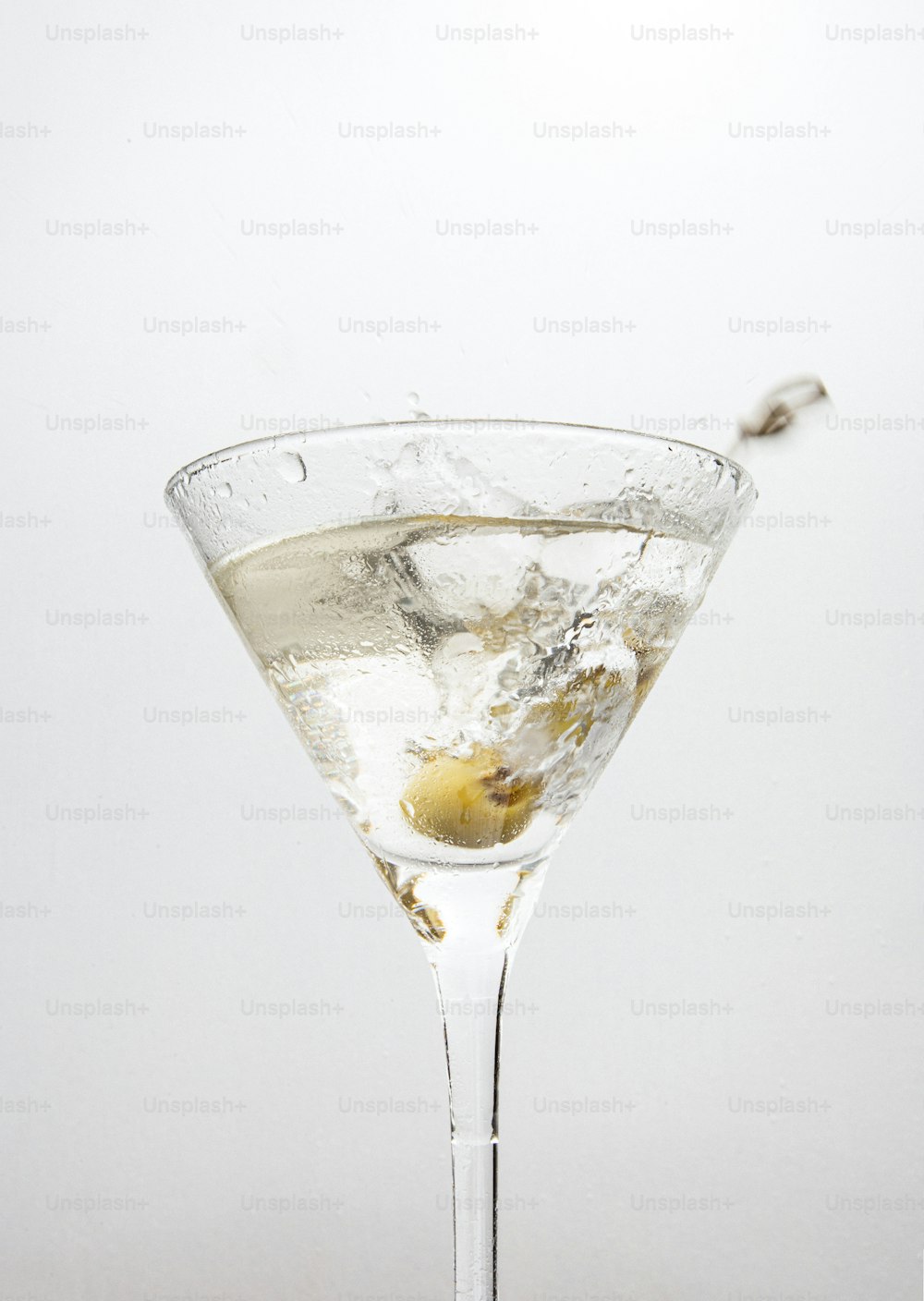 Un bicchiere da martini riempito con una bevanda martini