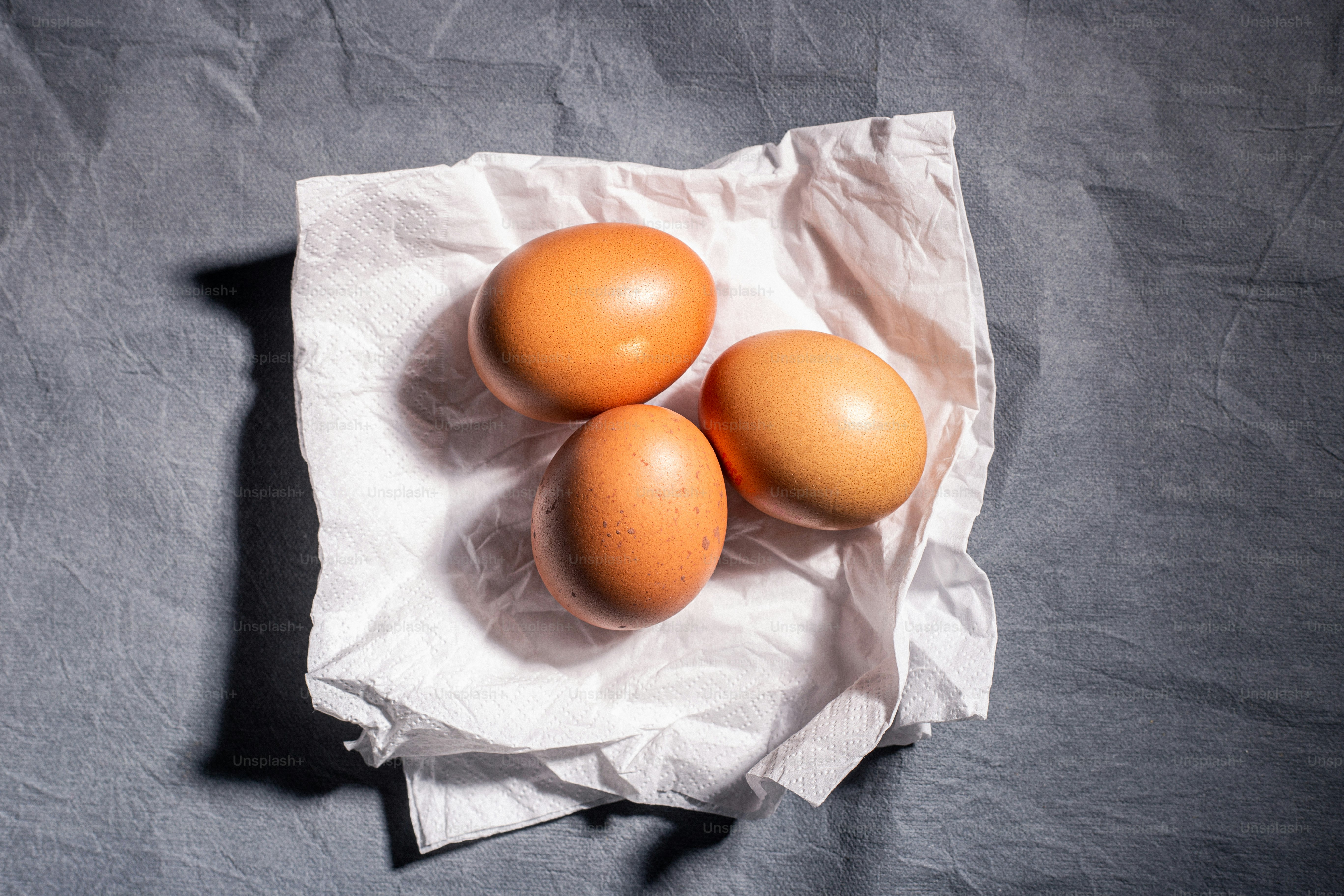 Tres huevos encima de un pedazo de papel