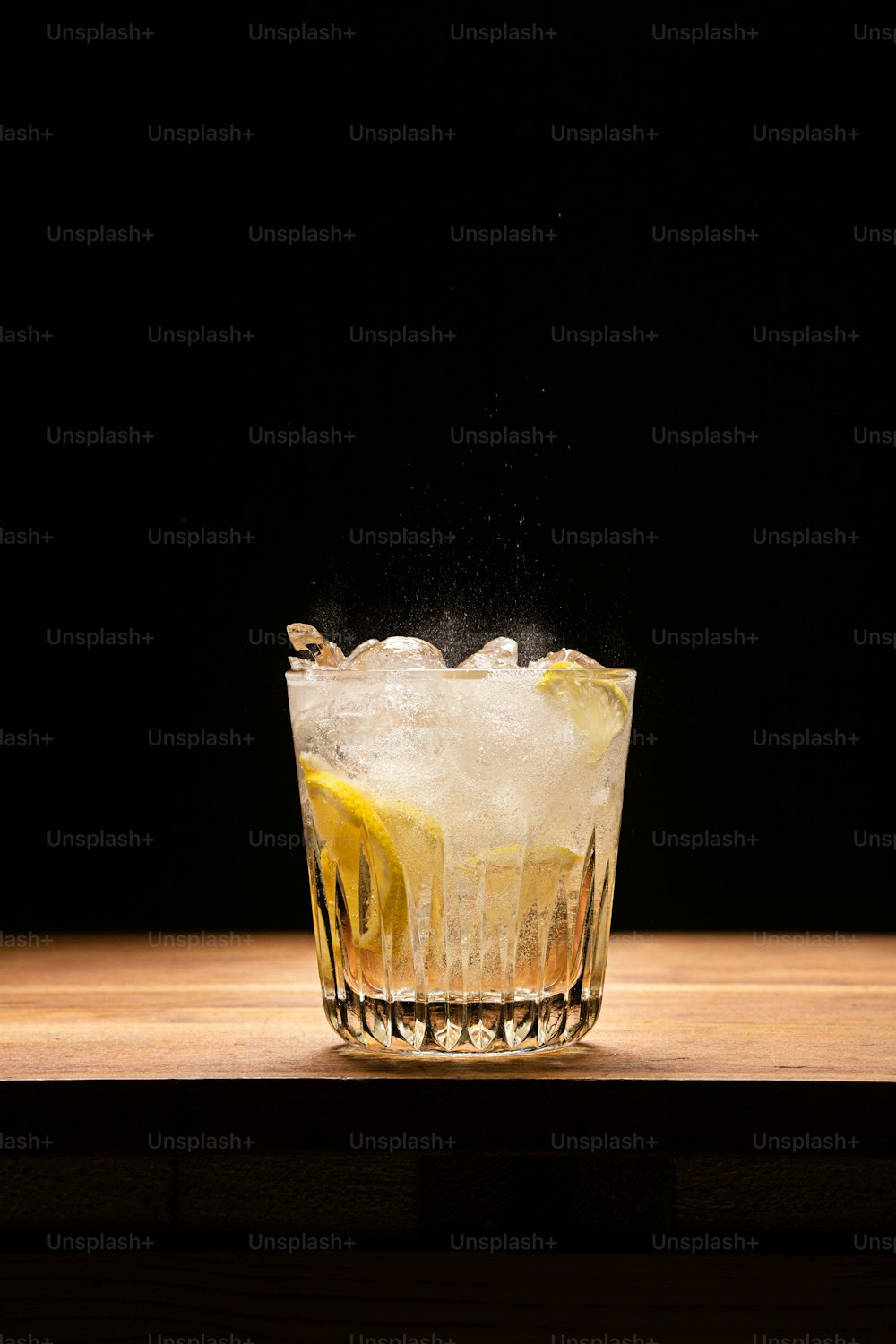 un verre rempli d’une boisson sur une table en bois