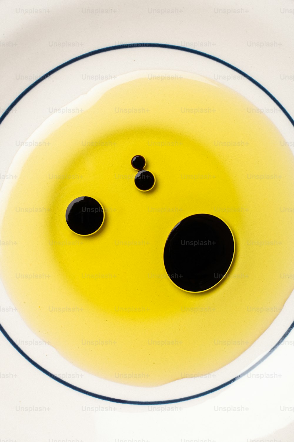 um prato branco com um rosto sorridente amarelo