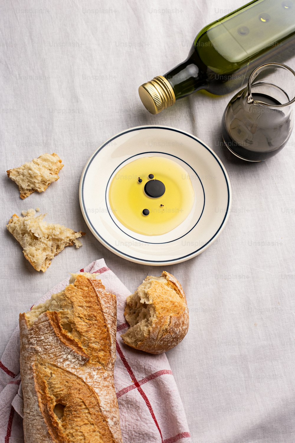 un plato de pan y una botella de aceite de oliva