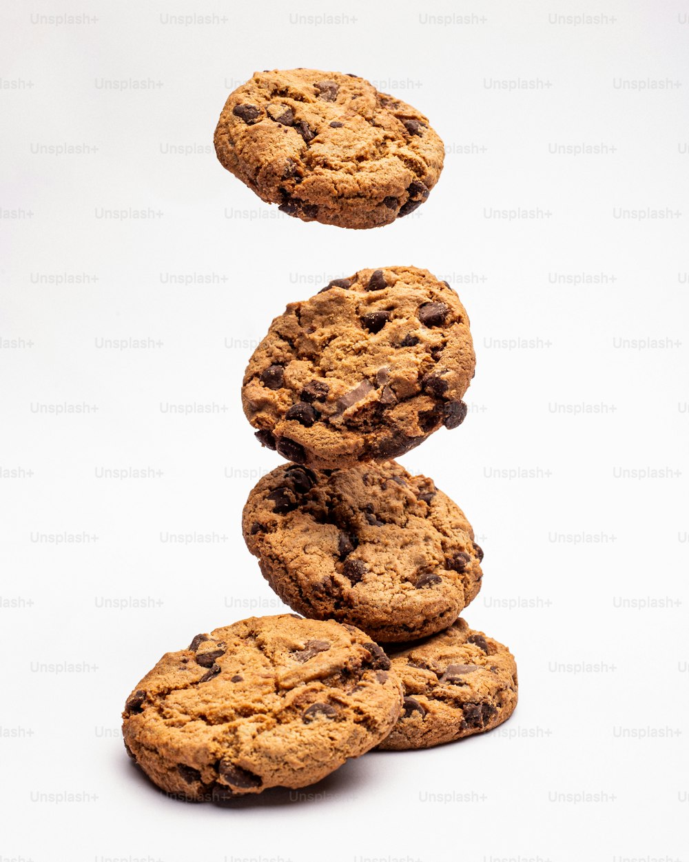 uma pilha de biscoitos sentados uns em cima dos outros
