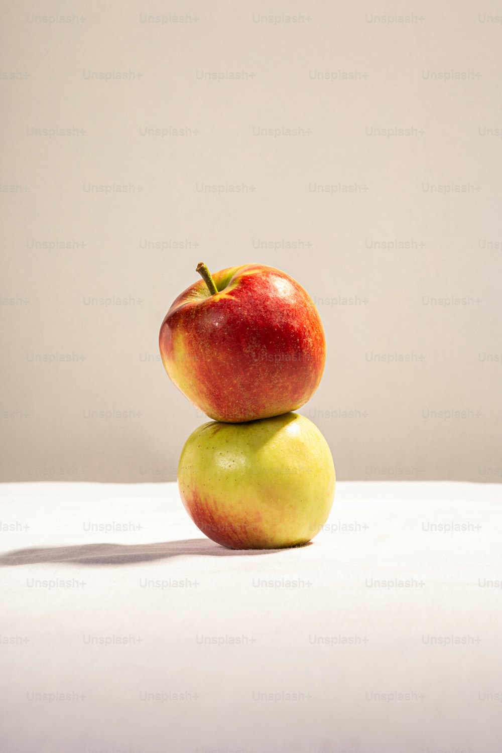 Una pila de manzanas sentadas una encima de la otra