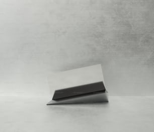 une photo en noir et blanc d’un morceau de papier