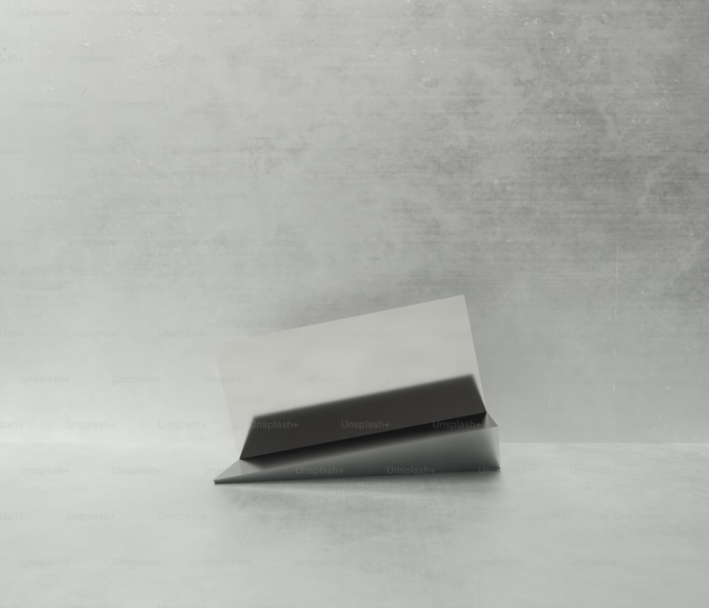 uma foto em preto e branco de um pedaço de papel