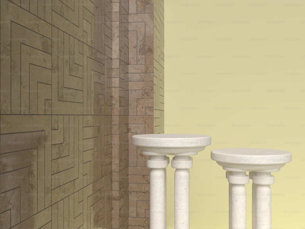 um par de pedestais brancos sentados ao lado de uma parede