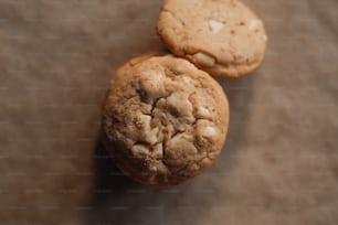 um par de biscoitos sentados em cima de uma mesa