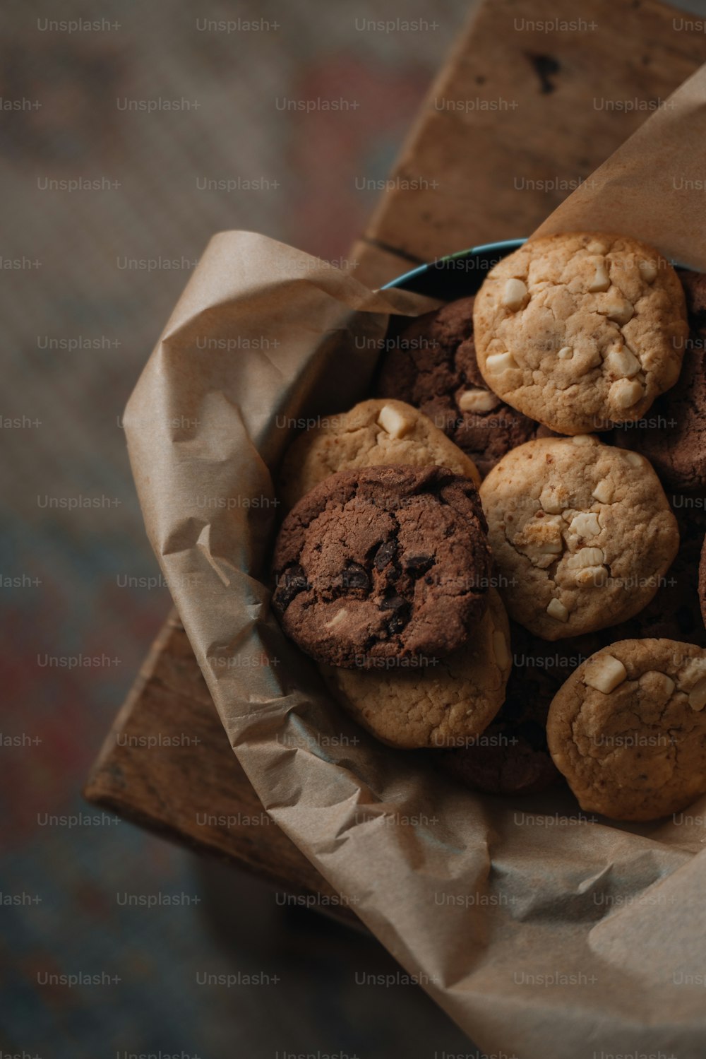 uma cesta cheia de biscoitos em cima de uma mesa