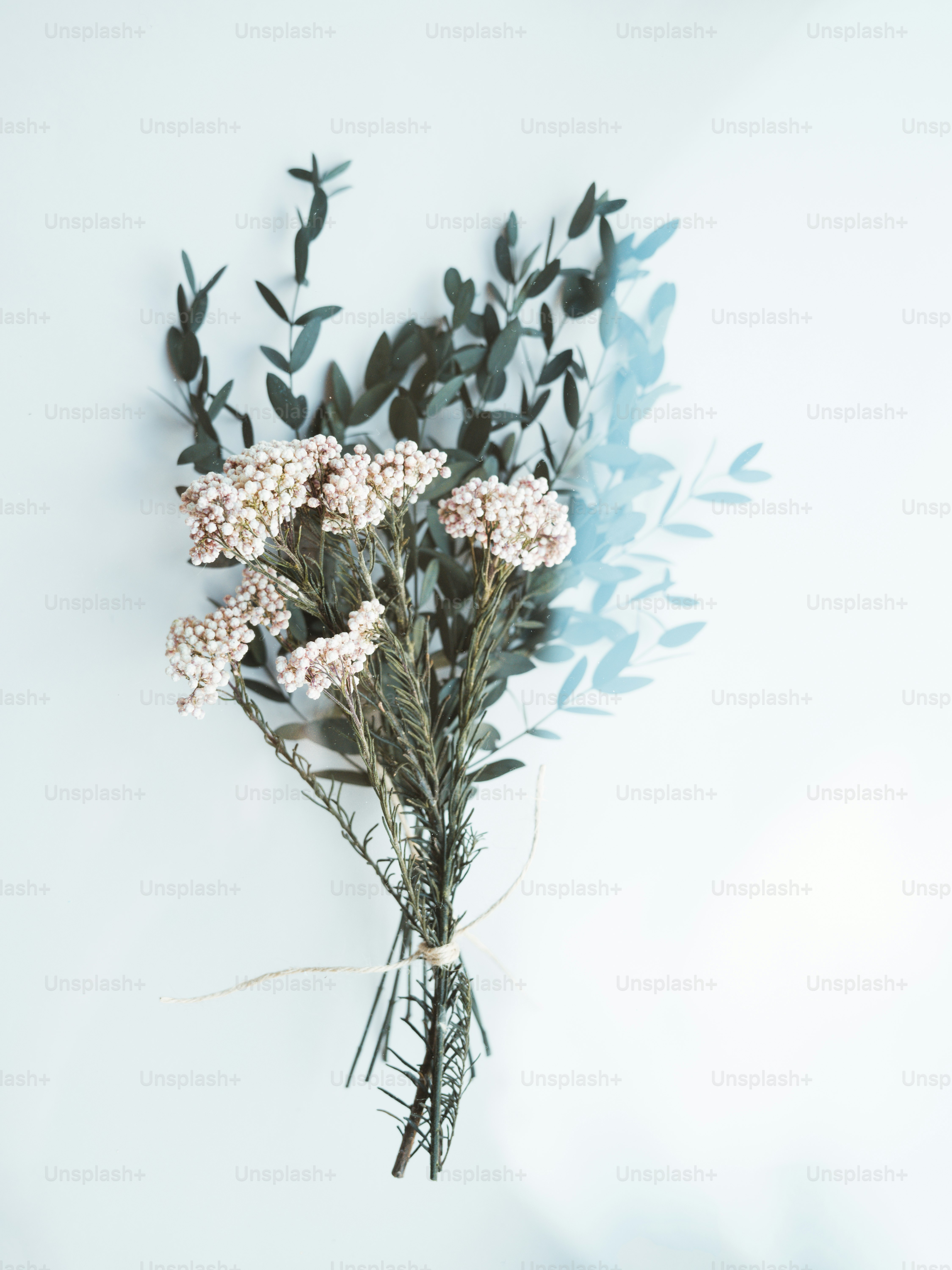 Un ramo de flores que están sentadas sobre una mesa