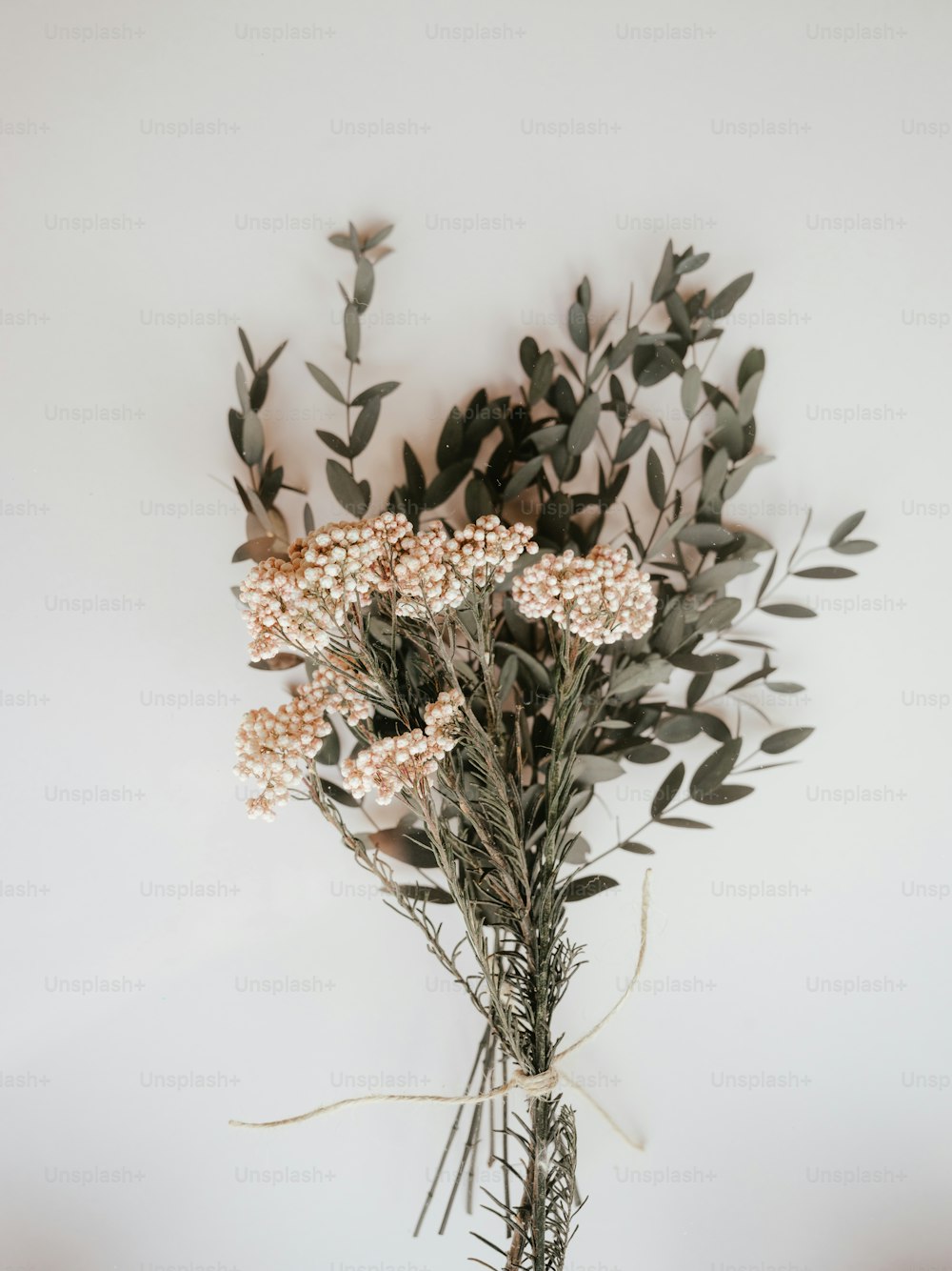 un bouquet de fleurs qui sont dans un vase
